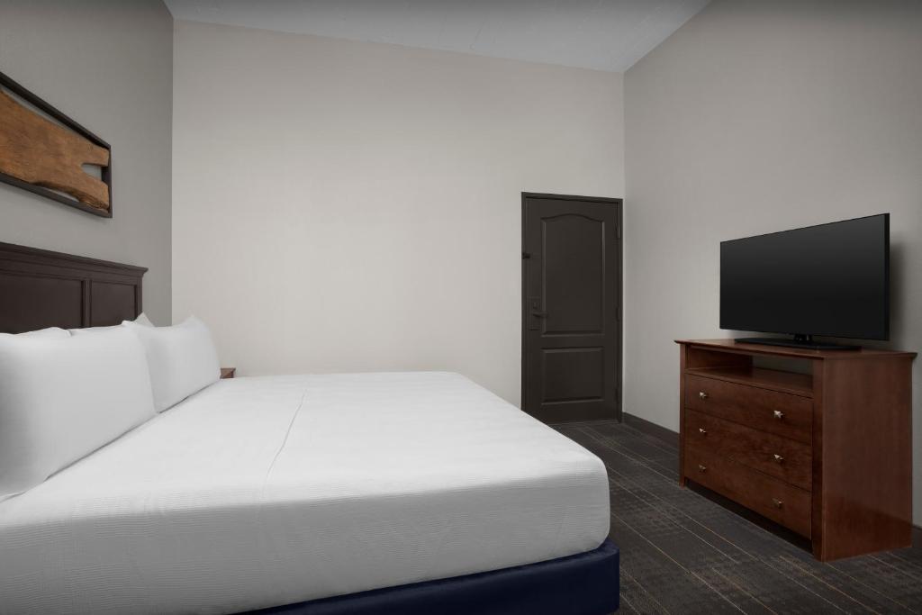 The Suites Hotel at Waterfront Plaza photo