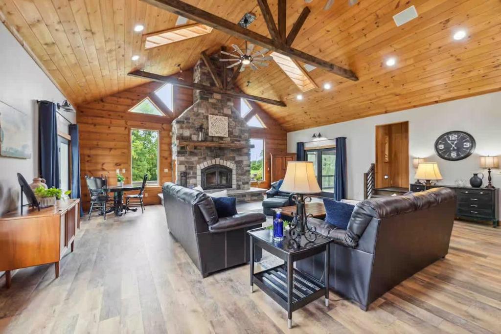 Χώρος καθιστικού στο The Compass Retreat near Clear Lake