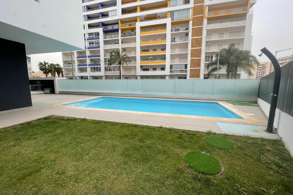 Brand New 2 BDR Apartment With Pool by LovelyStay