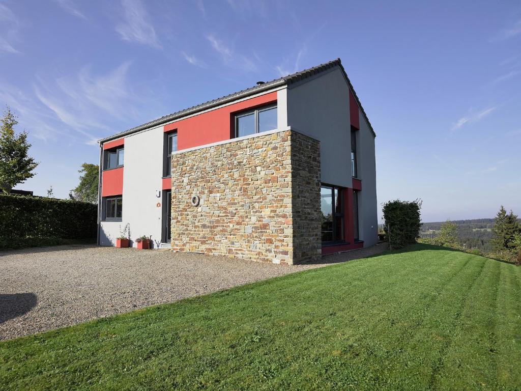a house with a lawn in front of it at Ovifat Sauna Escape, Waimes in Ovifat