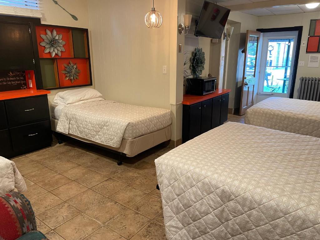 Simmons Motel and Suites photo