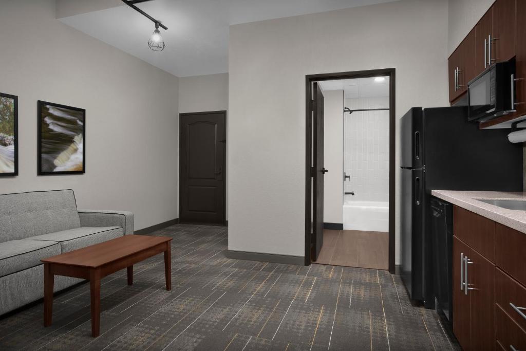 The Suites Hotel at Waterfront Plaza - 