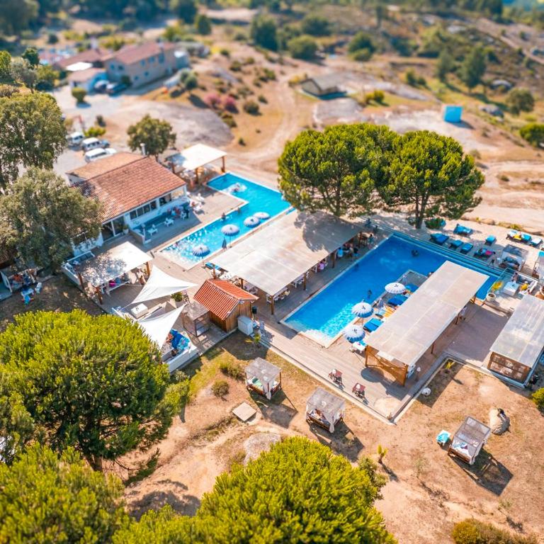 塔布阿Quinta dos Corgos的大型游泳池的俯视图