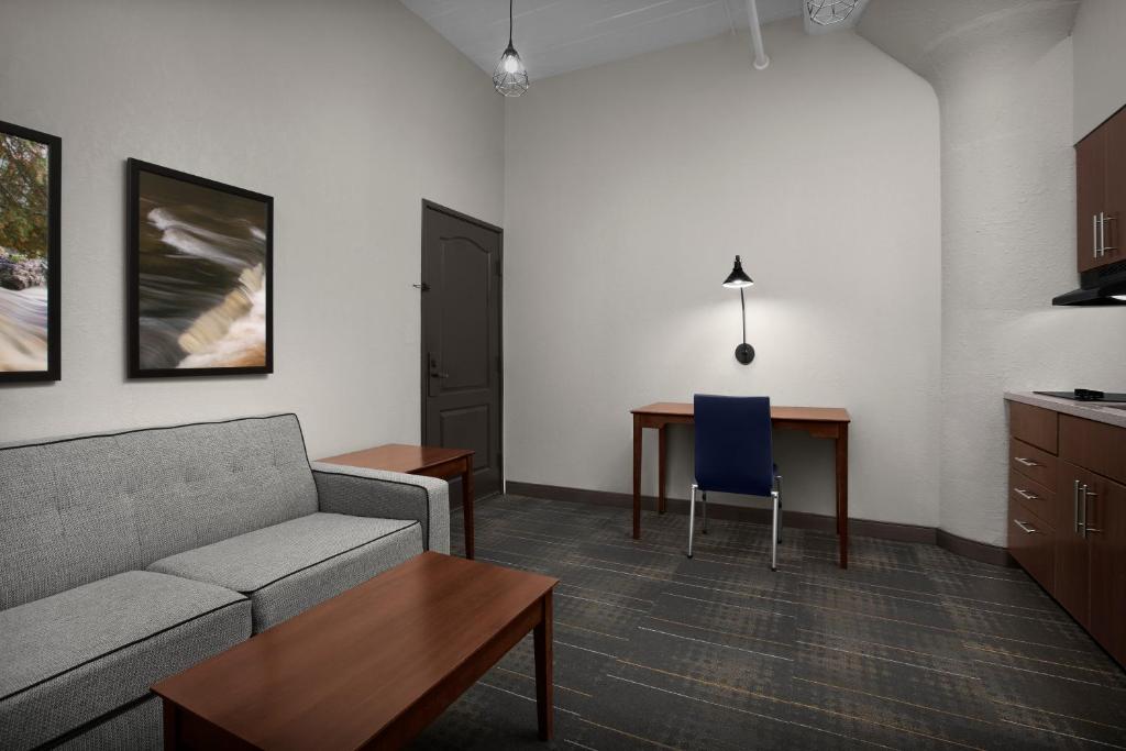 The Suites Hotel at Waterfront Plaza photo