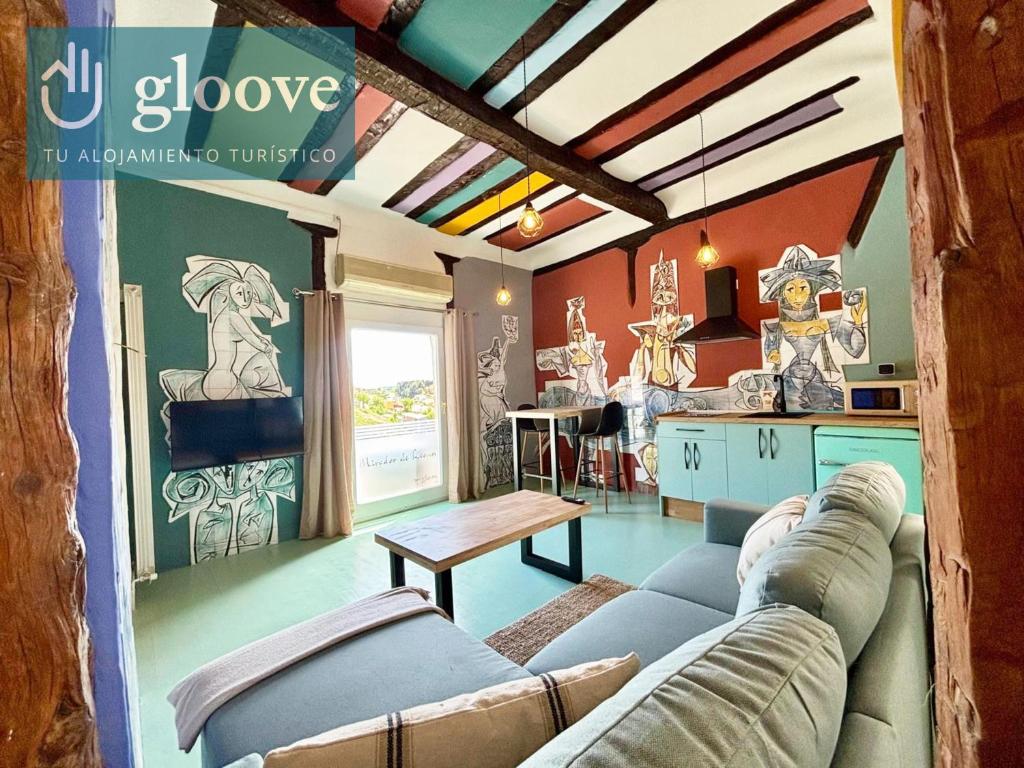 una sala de estar con un sofá y una mesa en Casa Colgada Mirador de Leonor by Gloove, en Cuenca