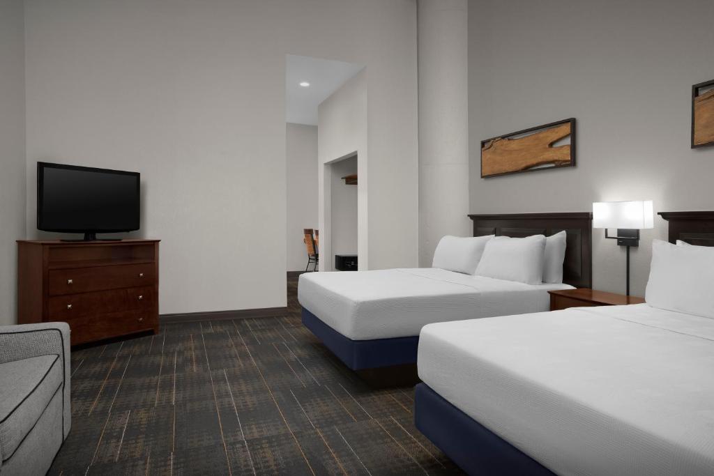 The Suites Hotel at Waterfront Plaza - 