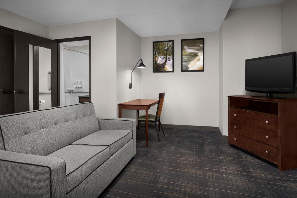 The Suites Hotel at Waterfront Plaza photo
