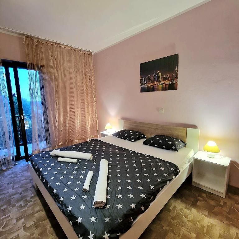 a bedroom with a large bed with black and white sheets at D&D rooms 5 in Pula