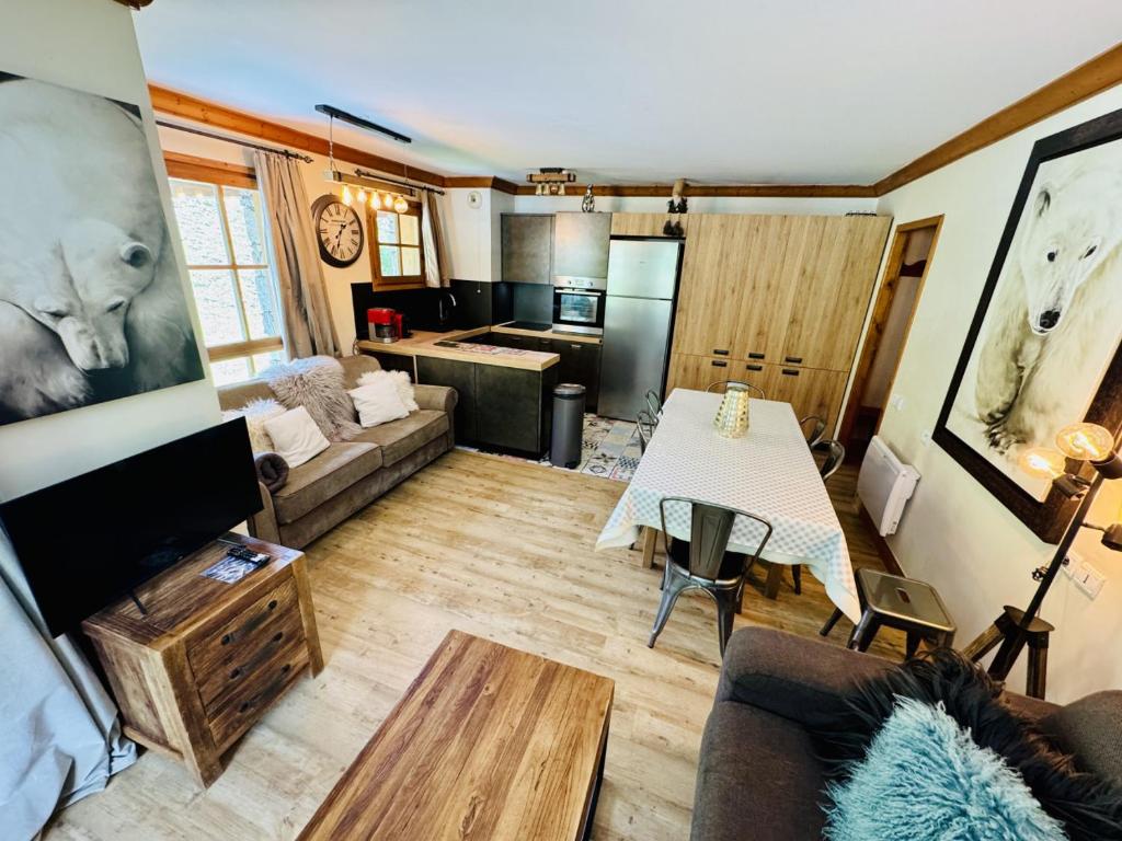 una sala de estar con un sofá y una mesa en 2 Bed Apartment - Arc 1950 - Prince des Cimes, en Arc 1950