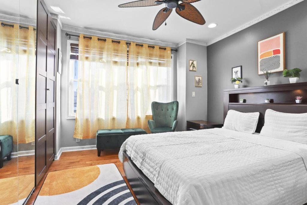 Un dormitorio con una cama y un ventilador de techo. en Fishtown Fun 2BR Fireplace, en Filadelfia