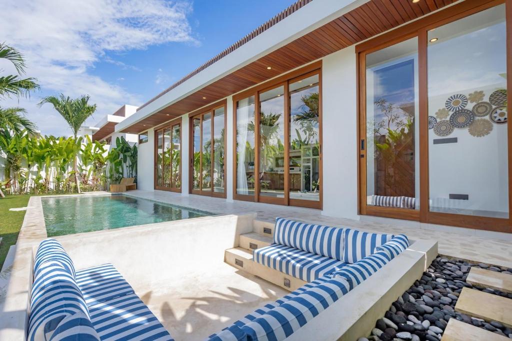 Swimmingpoolen hos eller tæt på Tropical 2BR Design Villa Pool, Lounge & Workdesk