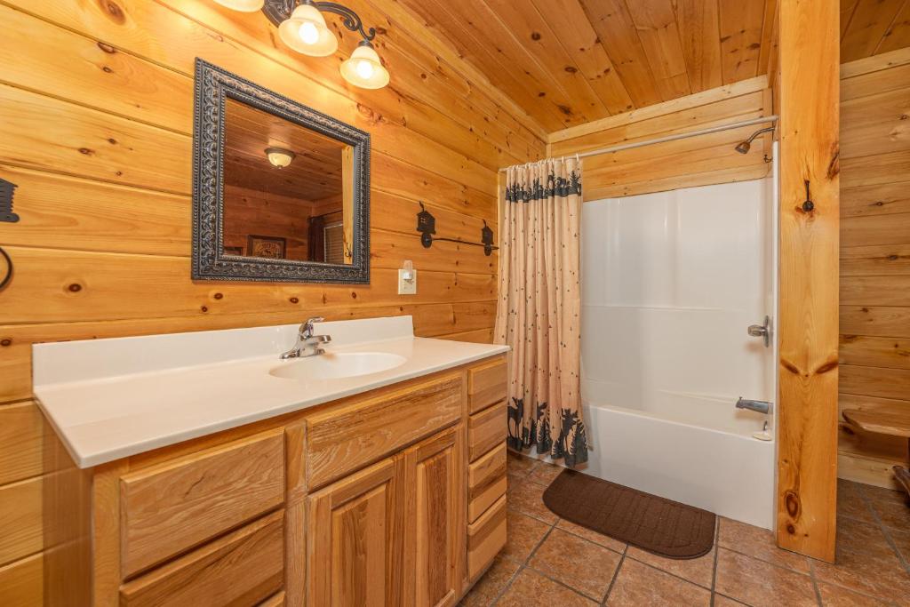 Un baño con lavabo, bañera e inodoro. en Bears Do Not Bluff by American Patriot Getaways, en Henderson Springs