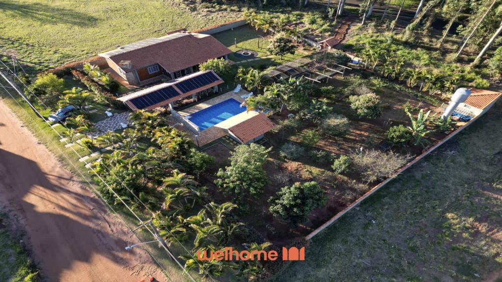 Vista aérea de una casa con jardín y piscina. en Chacara em Santa Barbara com Piscina, en Águas de Santa Bárbara