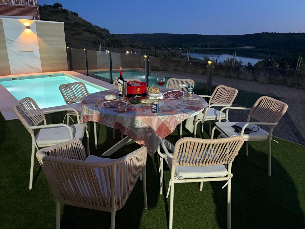 un tavolo e delle sedie accanto a una piscina di El Paraíso Del Rey a Ruidera