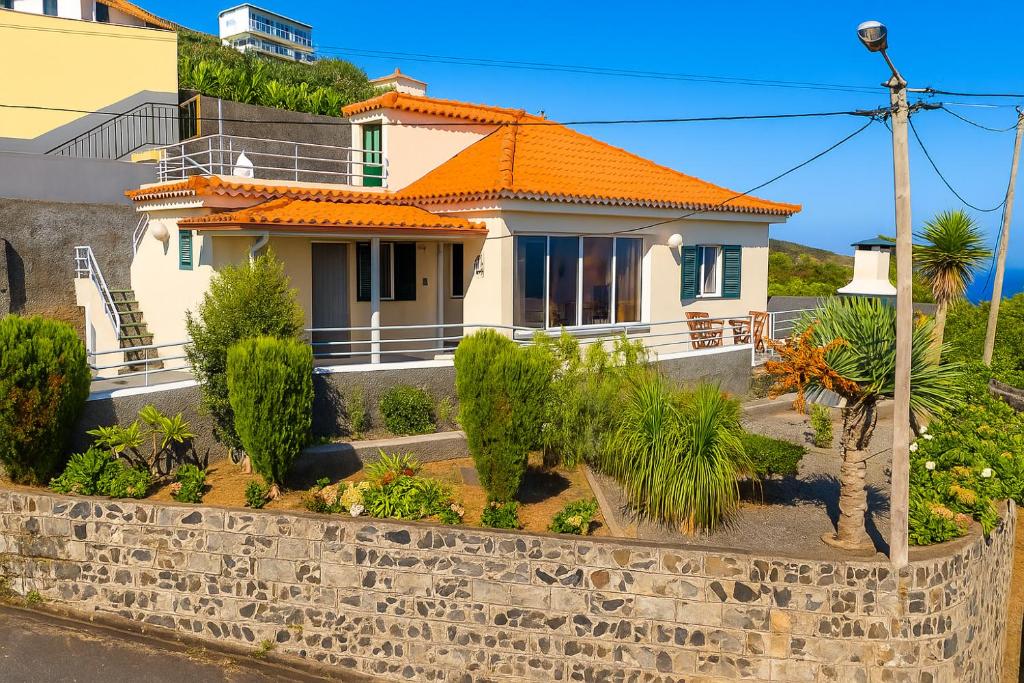 Το κτήριο όπου στεγάζεται  η παραθεριστική κατοικία