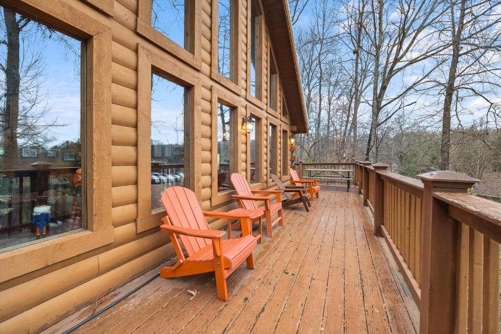 una fila di sedie seduta sul portico di un edificio di Bear Necessities by American Patriot Getaways a Line Spring