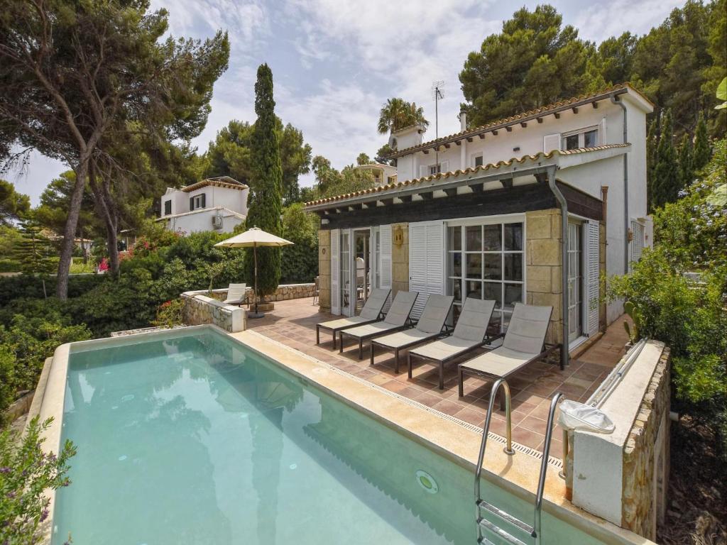 フォン・デ・サ・カラにあるVilla in Cala Ratjada with Sea Views and Poolの家の前にプールがある家