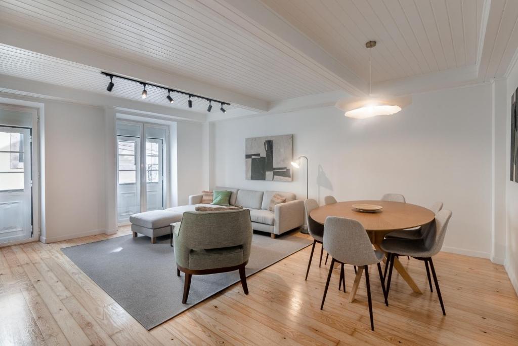 Modern with a Private Patio on BICA Funicular Street - Lisbon Downtown