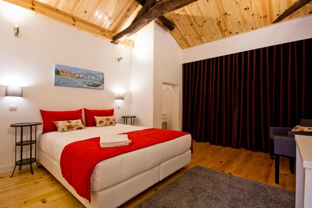 - une chambre avec un grand lit et une couverture rouge dans l'établissement MyStay Porto Bolhão, à Porto