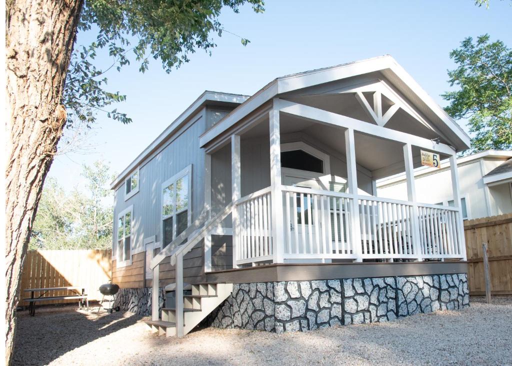 モアブにあるBalanced Rock Cabin #05の縁側の家