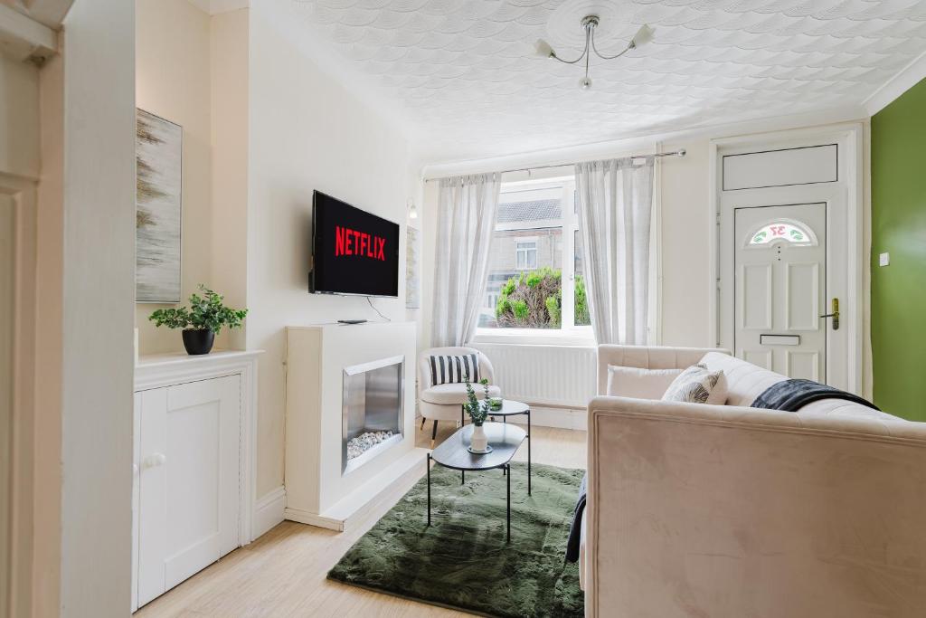 TV a/nebo společenská místnost v ubytování Spacious 3-Bedroom Apartment in Peterborough - Free Parking, Superfast Wi-Fi, Ideal for Families, Contractors, and Long-Term Stays