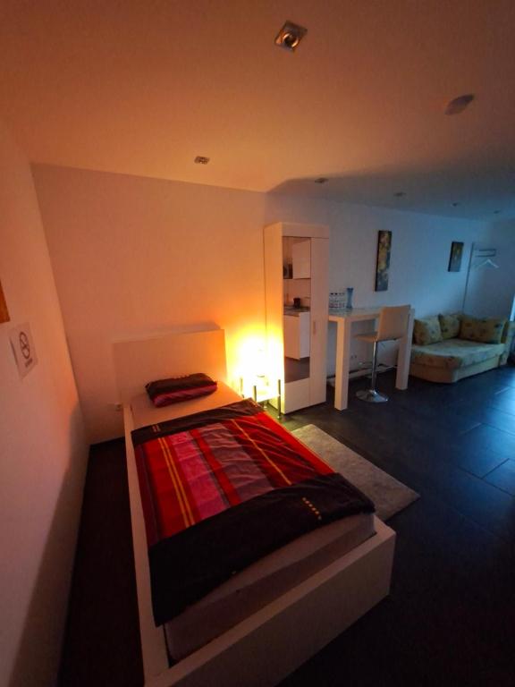Кровать или кровати в номере Modernes einzimmer Apartment