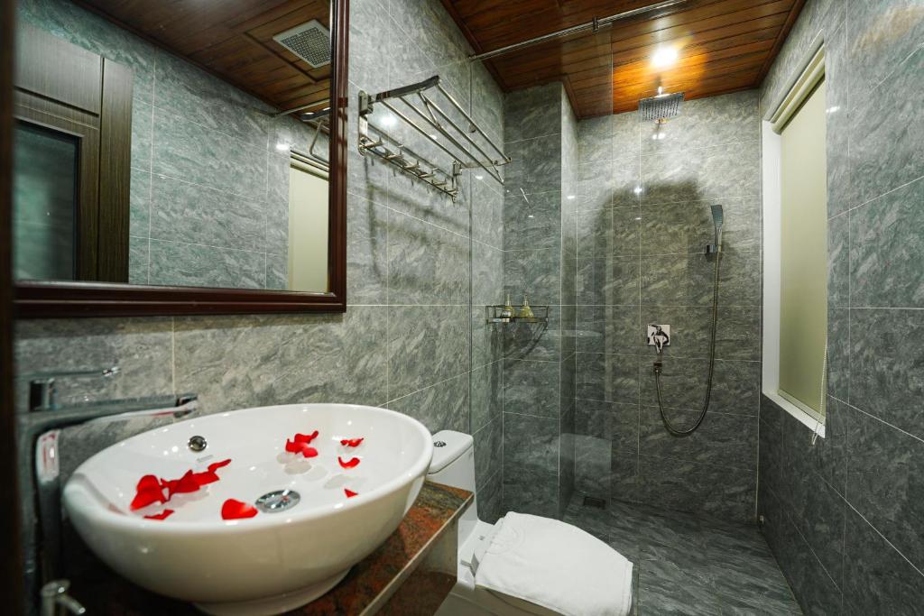 Phòng tắm tại May Boutique Villa Hội An