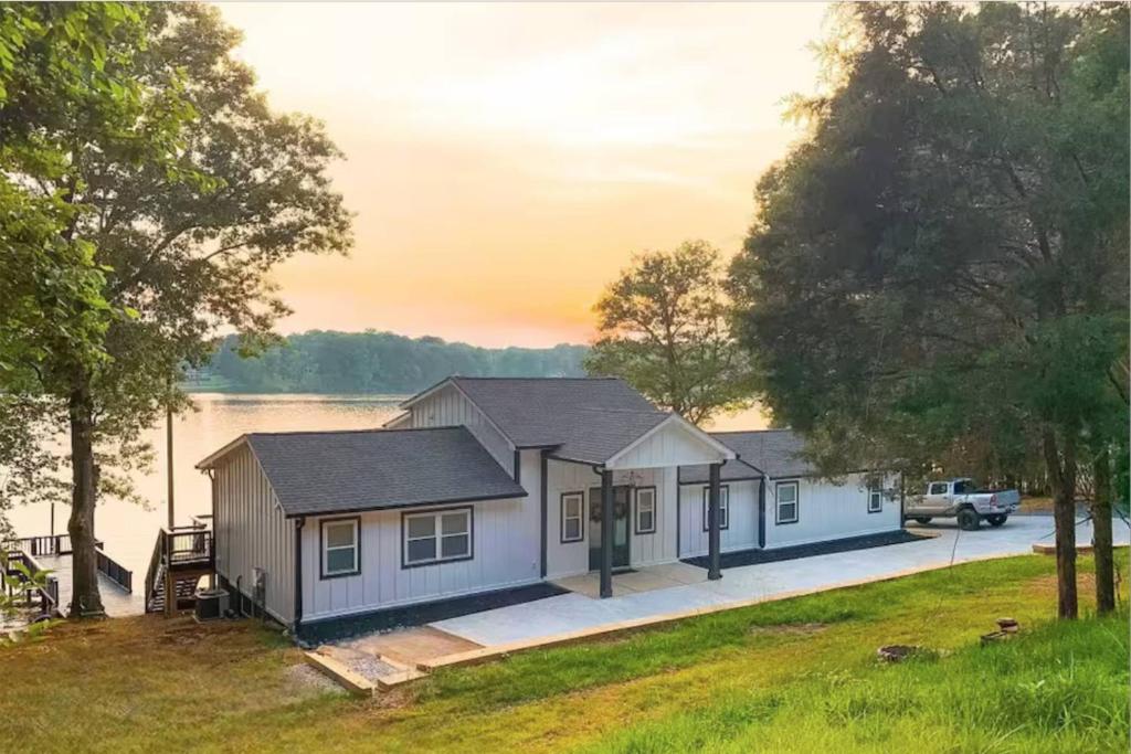 シャーロットにあるSunset Shores Retreatの湖畔一棟