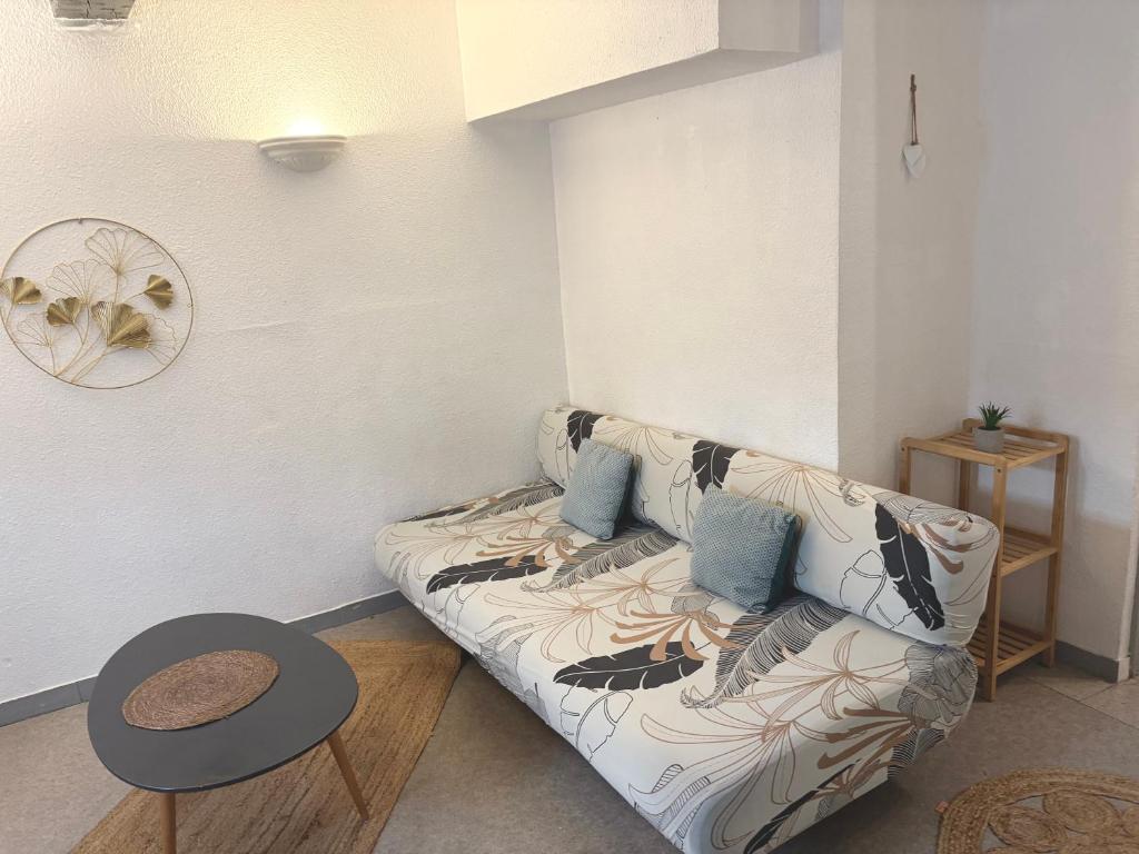 ein Wohnzimmer mit Sofa und Tisch in der Unterkunft Appartement 2 Chambres in Carcassonne