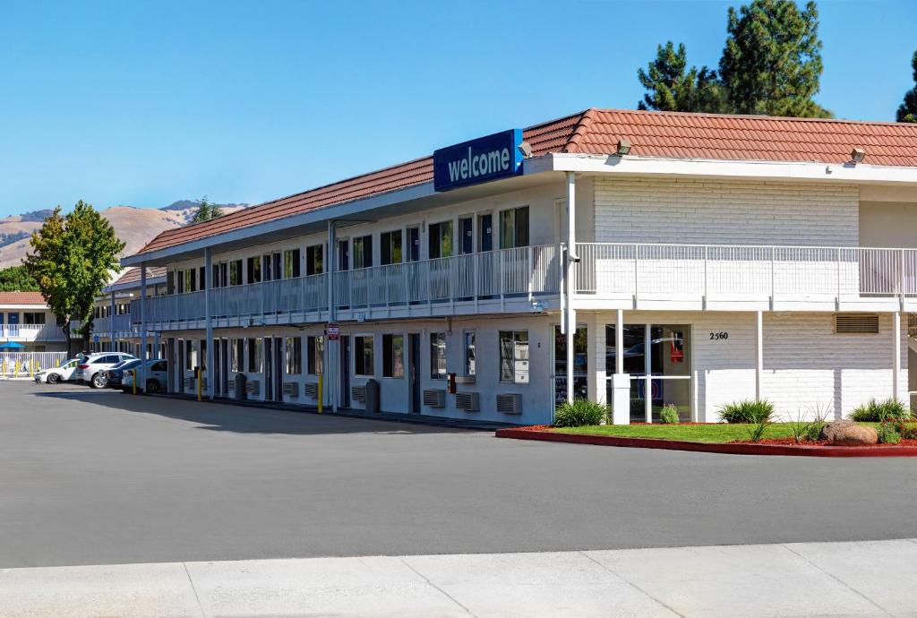 un edificio con un parcheggio di fronte di Motel 6 San Jose CA South a San Jose