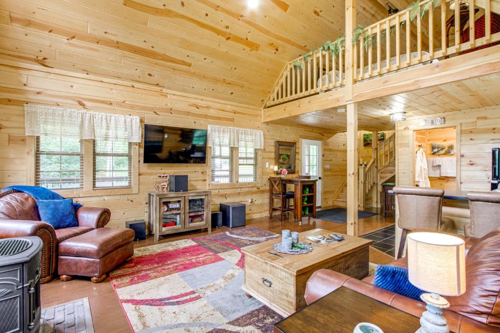 Μια τηλεόραση ή/και κέντρο ψυχαγωγίας στο Idyllic Cabin in the Heart of Hocking Hills