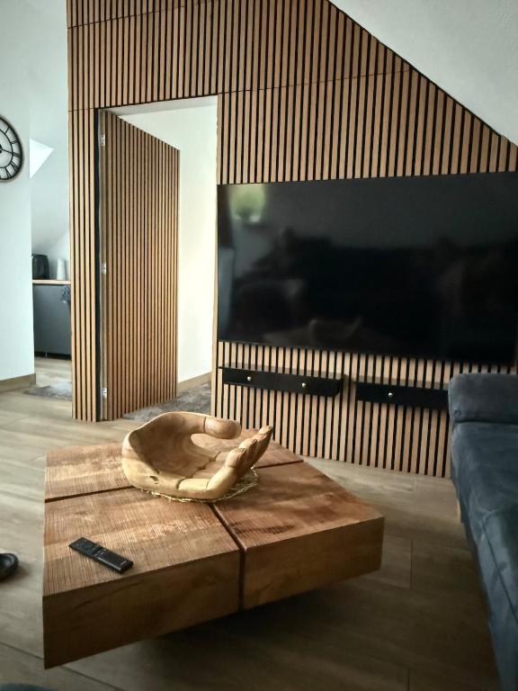 a living room with a table and a couch at Ruhige zentrale Ferienwohnung in Wolfhagen