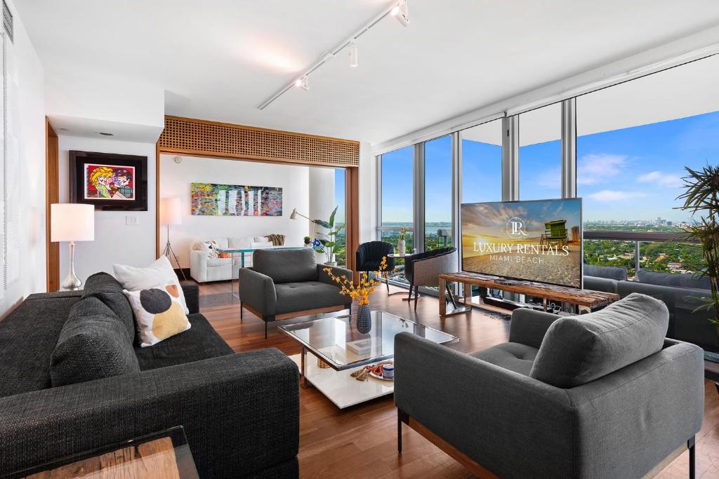 マイアミビーチにあるOceanview Private Penthouse at The Setai - 3803のソファ2つとテレビのあるリビングルーム