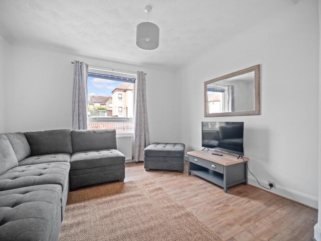 TV a/nebo společenská místnost v ubytování Glebe 2 Bedroom Apartment - Whitburn