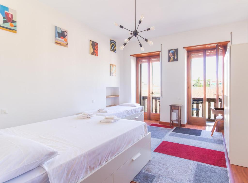 una camera bianca con letto e soggiorno di Vicenza x4 at the Olympic Theater a Vicenza