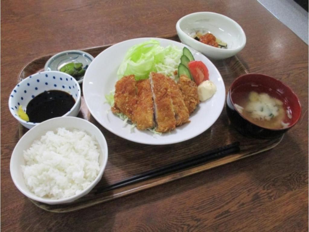 八戸市にあるHotel Tetora Honhachinohe - Vacation STAY 97875vのご飯が載ったトレイの上の食べ物