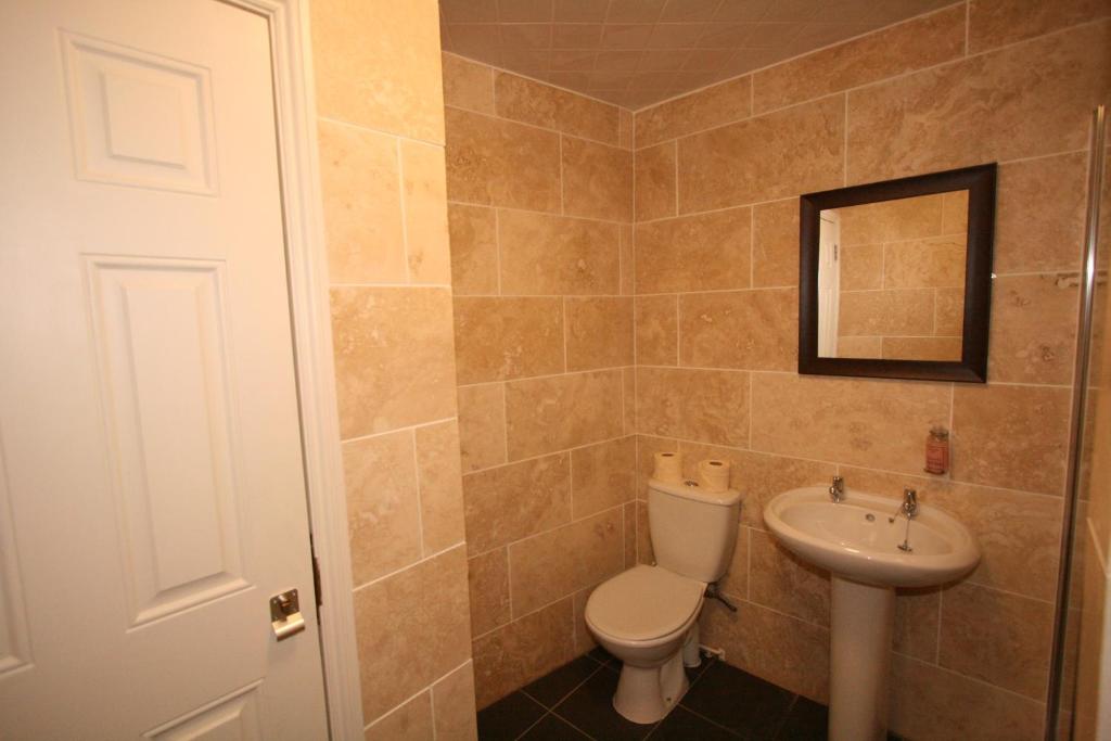 Koupelna v ubytování Central Studios Gloucester Road by RoomsBooked - Free Parking