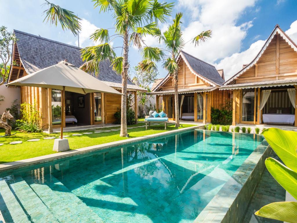 an image of a swimming pool in front of a house at Villa du Bah in Kerobokan