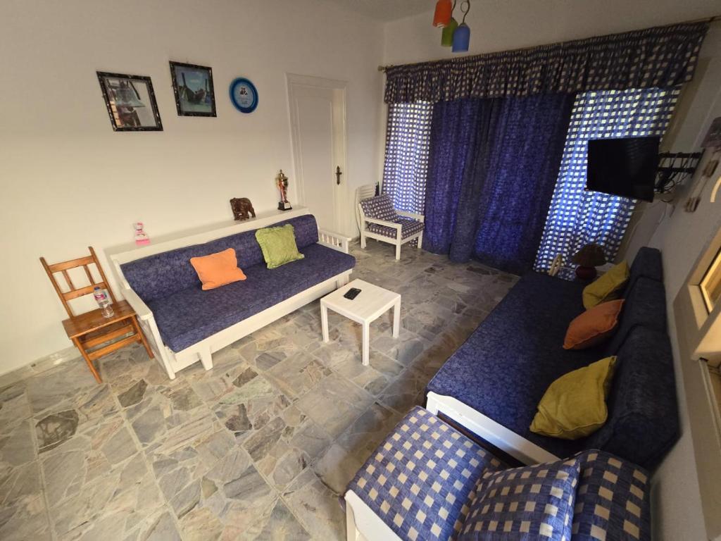 Dawwār Abū MaḩrūsにあるChalet with garden -sea view cleopatra village - kilo 86 - north coastのソファと椅子2脚のあるリビングルーム