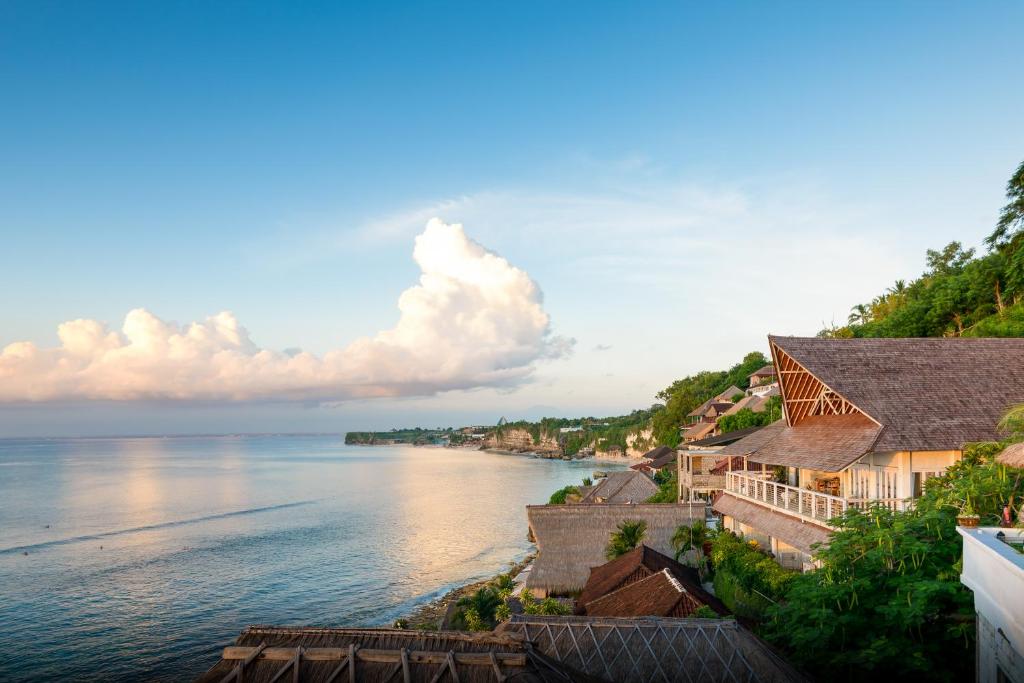 Blick auf das Meer von einem Resort aus in der Unterkunft Kerang Bingin Beach Villa in Uluwatu