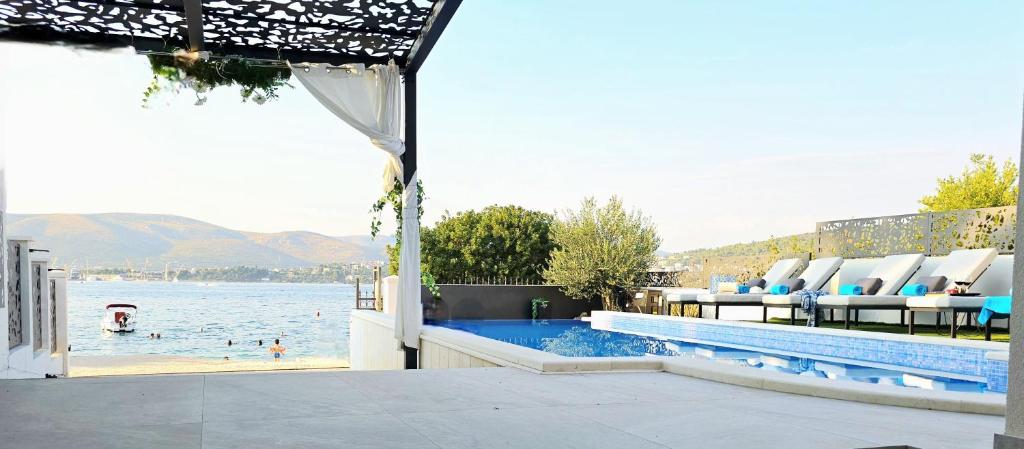 Luxe Villa Palace Nera 1 by sea Heated pool