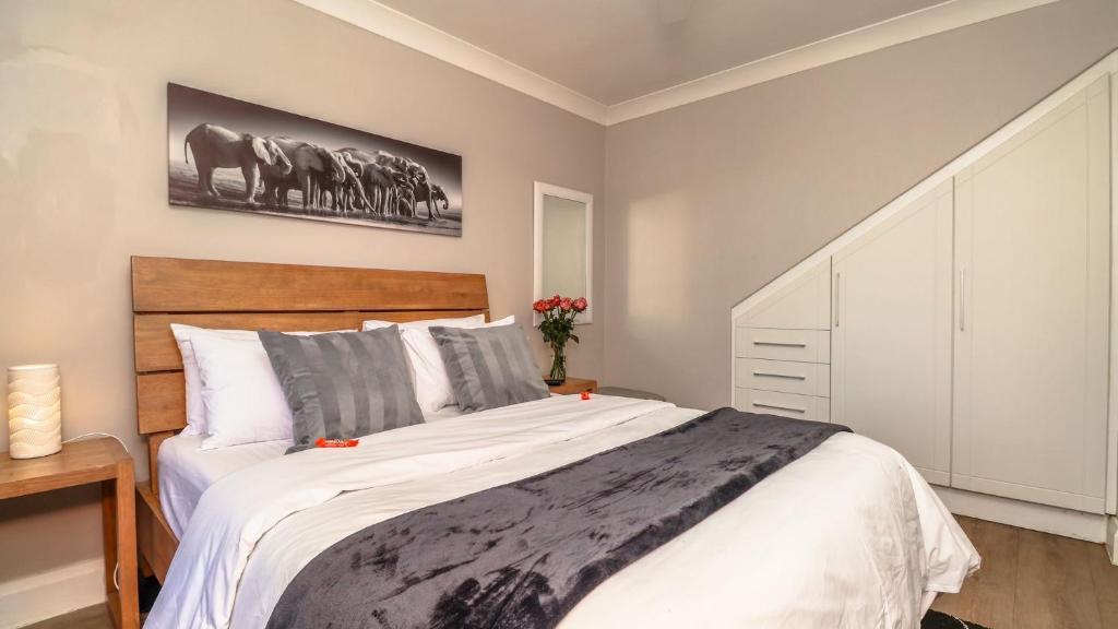 a bedroom with a large bed in a room at Sandi-Lee's Casa Bella in Plettenberg Bay