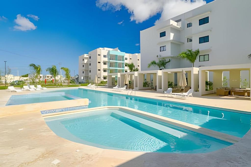 una piscina vuota di fronte a un edificio di Caribbean Punta Cana Paradise Villa a Punta Cana
