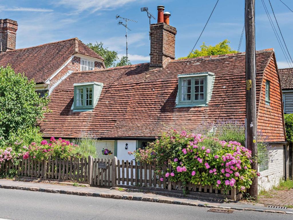 een oud huis met een houten hek en bloemen bij 2 Bed in Brede 46895 in Brede