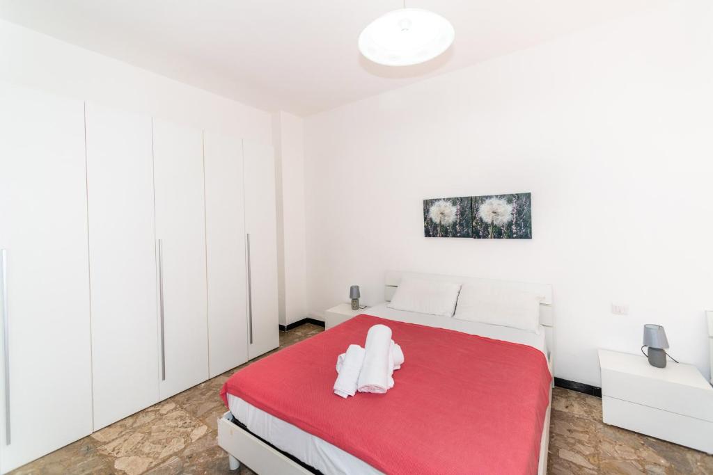 Un dormitorio con una cama con una manta roja. en Ampio appartamento Albissola Marina, en Albissola Marina