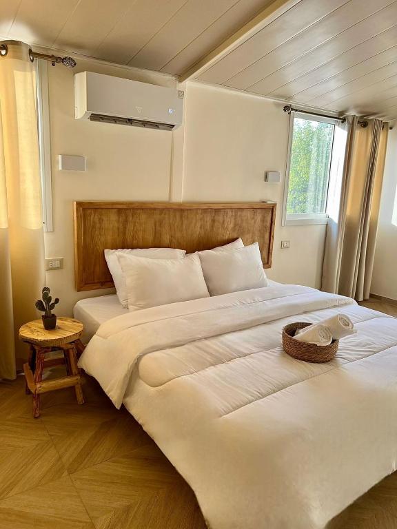 una camera da letto con un letto grande con un cesto sopra di Sukoun Studios a Baalbeck