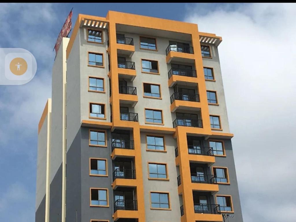 un edificio alto con balcones encima en City view studio 1D, en Nairobi