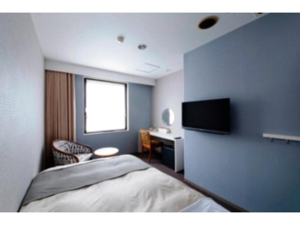 呉市にあるK,M,H Art hotel by Kure Morisawa - Vacation STAY 11375vのベッドルーム1室(ベッド1台、壁掛けテレビ付)
