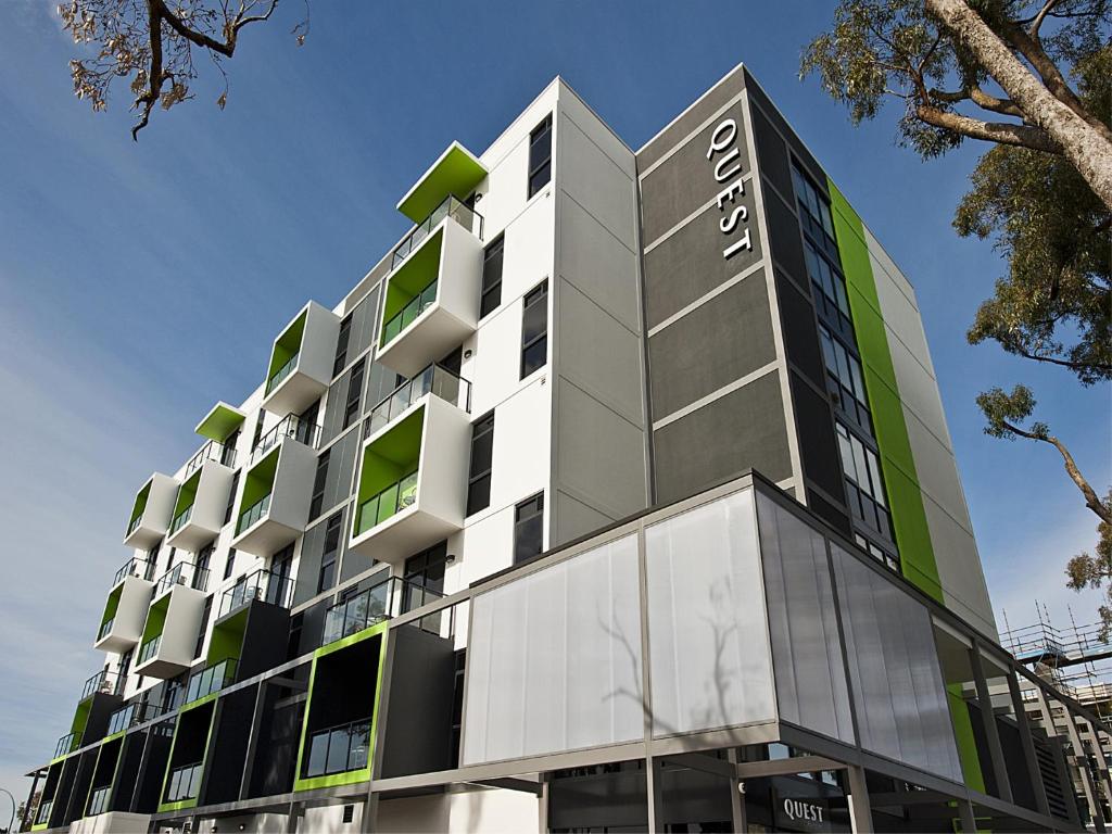 un revestimiento de un edificio con ventanas verdes en Quest Rockingham, en Rockingham