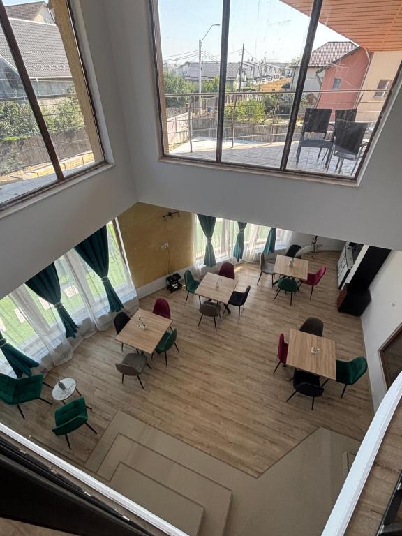 an overhead view of a classroom with tables and chairs at Hypnotic Boutique Pitesti in Piteşti